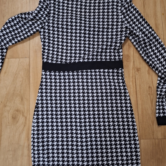 Medium black and white dress - Picture 3 of 3
